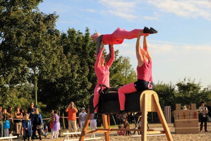 Themenvoltigier- Wettbewerb mit Kostüm auf dem Holzpferd, Oldiegruppen