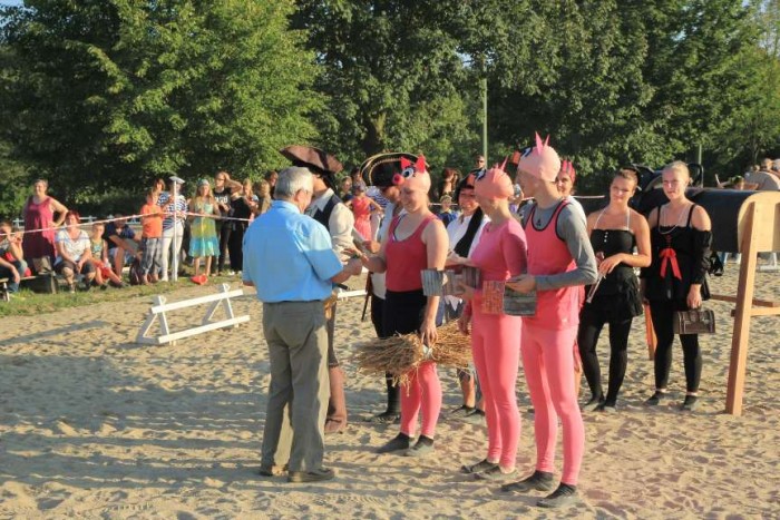 Themenvoltigier- Wettbewerb mit Kostüm auf dem Holzpferd, Oldiegruppen